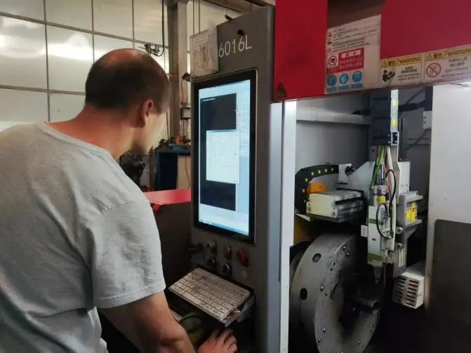 معدات الليزر